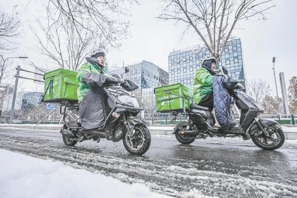 12月11日，在大兴西红门，生鲜电商小象超市站点配送员正在配送。