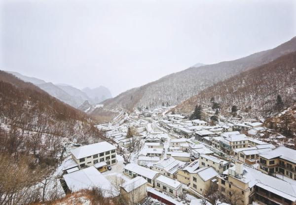 2月20日，门头沟区清水镇江水河村迎来新春第一场雪。江水河村位于北京最高峰灵山脚下，白雪覆盖了整个村落，气温也骤降到零下10摄氏度。