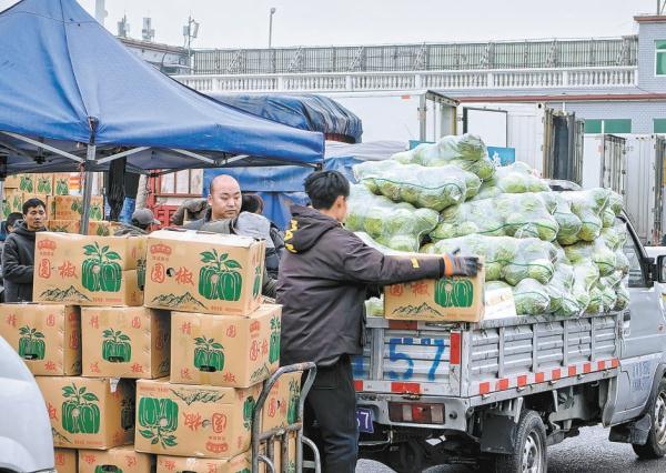 2月21日，北京新发地市场一派忙碌，全力保障物资供应。