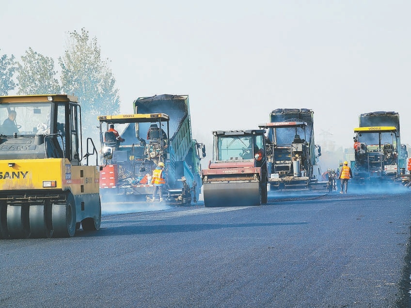 图为国道230道路工程施工现场。