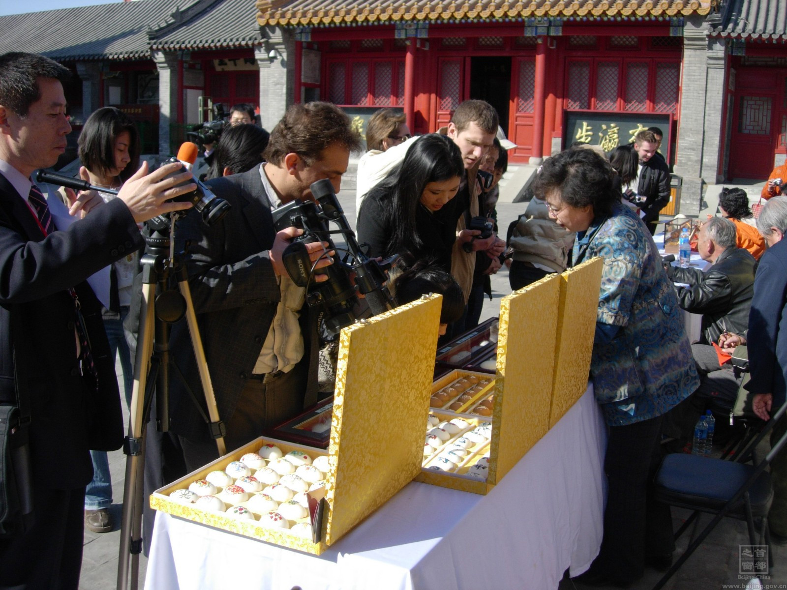 七年期间，赵伟不仅在国内办展，还随文化交流团体走出国门，进行文化交流，足迹遍布欧洲、北美、非洲、东南亚。.jpg