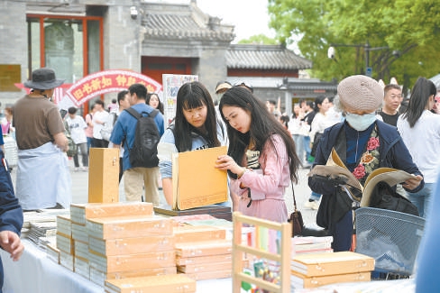 东城区“钟鼓书韵”旧书市集。