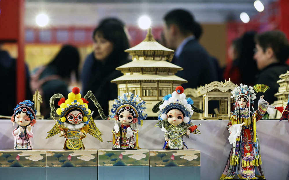 2024年5月1日，在法国巴黎国际博览会上，人们在“遇鉴中国”中华文化主题展上参观。