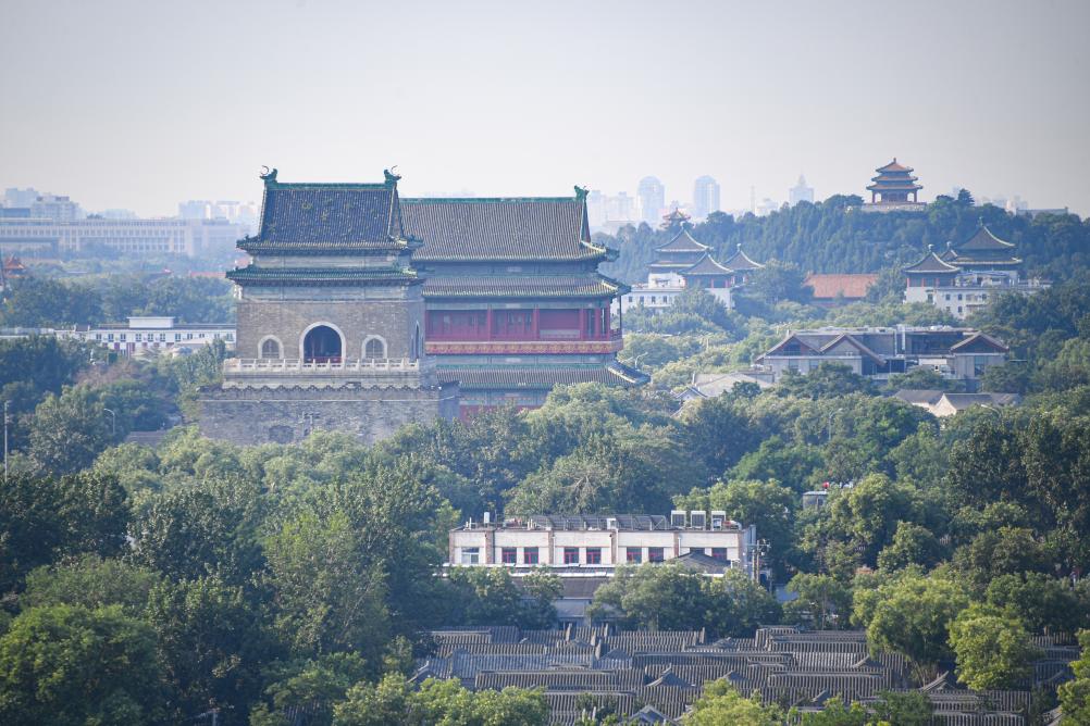 远眺北京中轴线上的钟鼓楼与景山（2024年7月20日摄）。