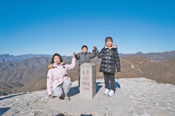 1月24日，刘雨诺（左）、张金平（中）和孔德颖（右）三名小朋友在京津冀三界碑前手拉手约定，将来一起去看更大的世界。